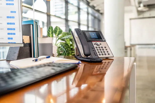 Poly Edge E550 IP Phone and PoE-enabled (82M91AA) 2024 Poly Edge E550 IP Phone and PoE-enabled (82M91AA) để trên bàn