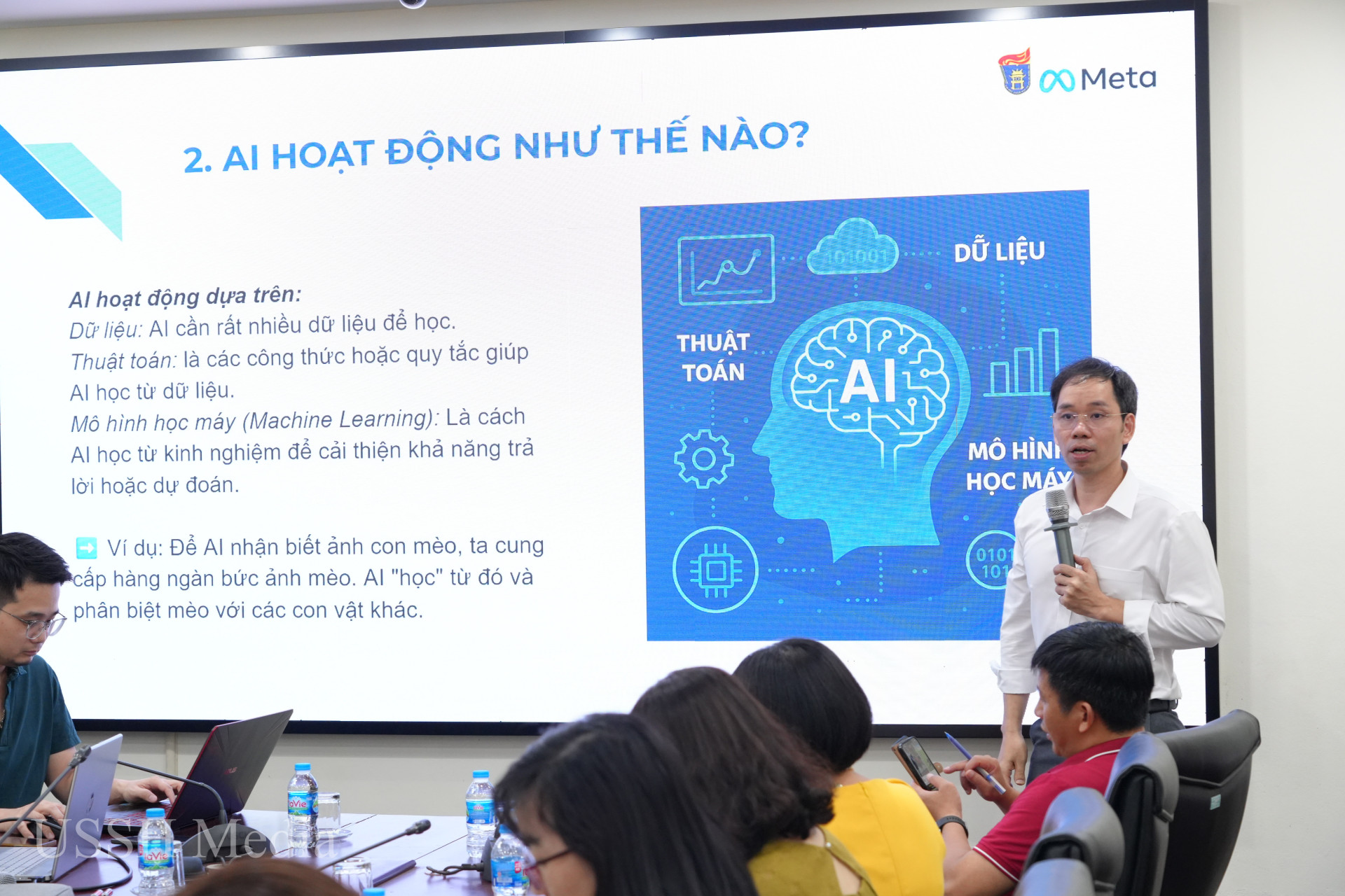 TS. Đào Minh Quân chia sẻ tại toạ đàm ứng dụng AI trong các cuộc họp TS. Đào Minh Quân chia sẻ tại toạ đàm ứng dụng AI trong các cuộc họp